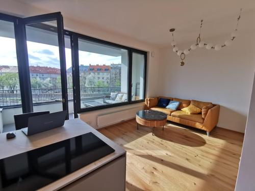 Posezení v ubytování free private Parking, central location, Nuslesky Pivovar sunset balcony home,