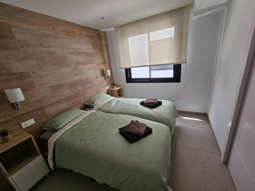 ein Zimmer mit zwei Betten und einem Fenster in der Unterkunft San Pedro Del Pinatar Penthouse in San Pedro del Pinatar
