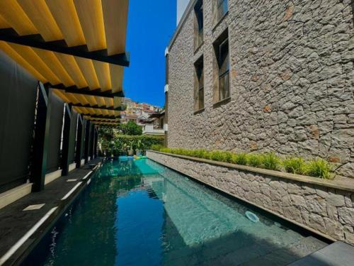 una piscina entre un edificio y un edificio en Onia Luxury Escape, en Budva