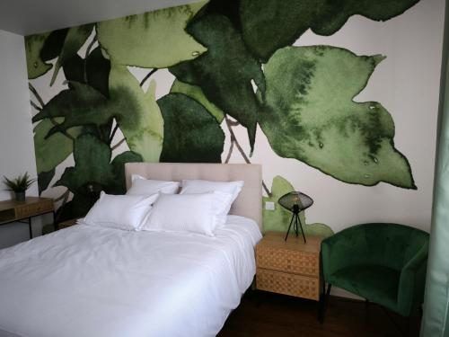 Un dormitorio con una cama blanca y una pared verde. en Gîte Champagne Philippe Moutardier - Chambre Cépage, en Chézy-sur-Marne