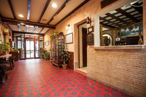 Un restaurante o sitio para comer en Hostal Castilla