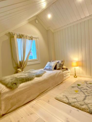 a bedroom with two beds and a window at Villa Tilda in Mathildedal