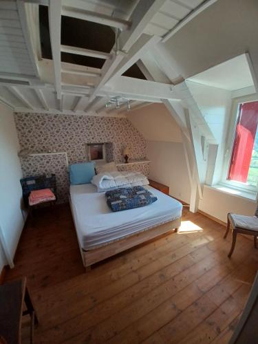 une chambre avec un lit blanc dans une pièce dans l'établissement Maison authentique avec vue dominante, à Grèzes