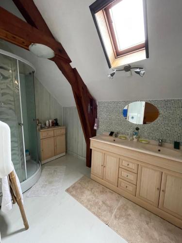 La salle de bains est pourvue d'un lavabo, d'une baignoire et d'une fenêtre. dans l'établissement Maison authentique avec vue dominante, à Grèzes