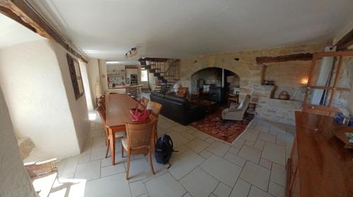 un salon avec un canapé et une table dans l'établissement Maison authentique avec vue dominante, à Grèzes