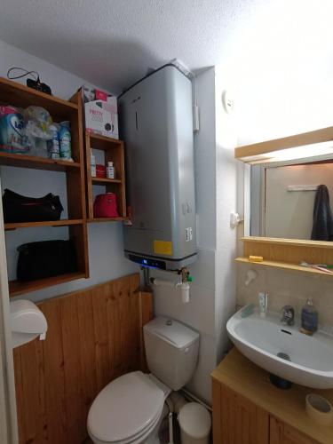 une petite salle de bain avec toilettes et lavabo dans l'établissement Appartement avec 1 chambre, à Bernex