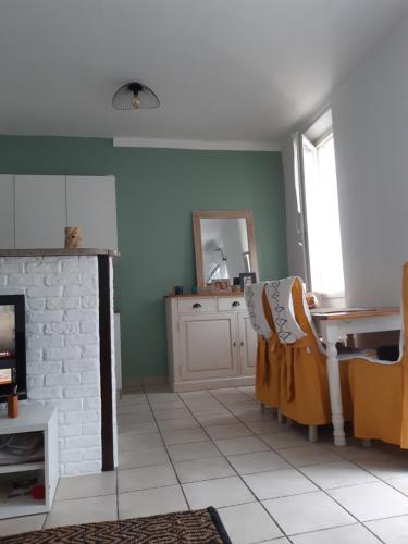 un salon avec une cheminée et une table dans l'établissement Charmante maison de ville, à Grasse