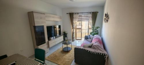 Televisyen dan/atau pusat hiburan di Sea view three bedroom apartment