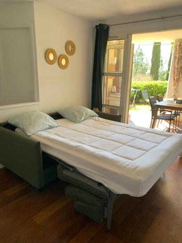 Cette chambre comprend un grand lit. dans l'établissement Club multisports inclus Piscine chauffée jusqu'au 02 Novembre,CAP ESTÉREL Appartement Très spacieux en REZ de JARDIN, à Saint-Raphaël