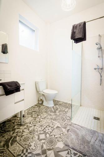 une salle de bain avec toilettes et douche en verre dans l'établissement Grand studio avec Parking 2pers, à Saint-Quentin