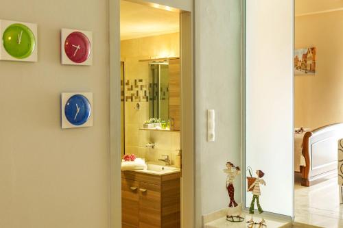 レティムノ・タウンにあるDimitris-Sofia Apartmentsのバスルーム(洗面台、鏡付)