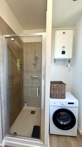 La salle de bains est pourvue d'une cabine de douche et d'un lave-linge. dans l'établissement L'Écrin Sévigné - Wi-Fi & Near Train Station, à Valence
