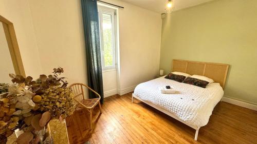 une petite chambre avec un lit et une fenêtre dans l'établissement L'Écrin Sévigné - Wi-Fi & Near Train Station, à Valence