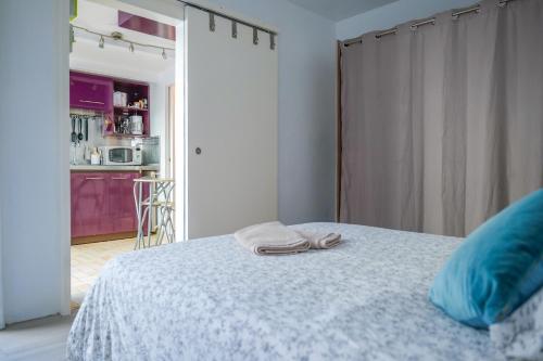 une chambre avec un lit avec des serviettes dessus dans l'établissement Petit appartement 20m2 - 2-4 personnes - Quartier Bel Air, à Les Sables-dʼOlonne