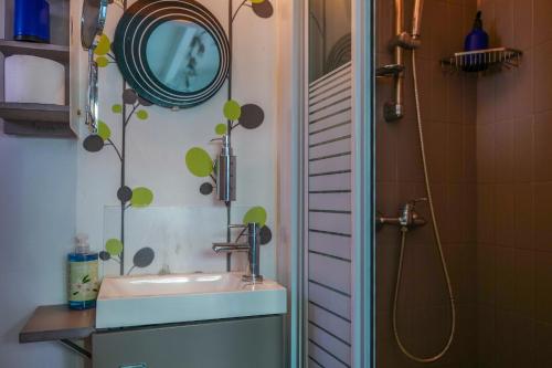 une salle de bain avec un lavabo et un miroir dans l'établissement Petit appartement 20m2 - 2-4 personnes - Quartier Bel Air, à Les Sables-dʼOlonne