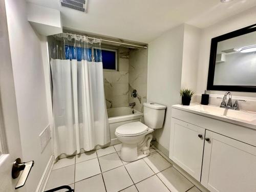 un bagno bianco con un water e un lavandino di Comfortable place In An Amazing Location a Toronto