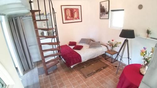 une chambre avec un lit et un escalier en colimaçon dans l'établissement Maisonnette cocoon proche de l'aéroport d'Orly, à Paray-Vieille-Poste