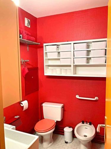 La salle de bains rouge est pourvue de toilettes et d'un lavabo. dans l'établissement Small corner of fullness near Fourvière & Vieux Lyon, à Lyon