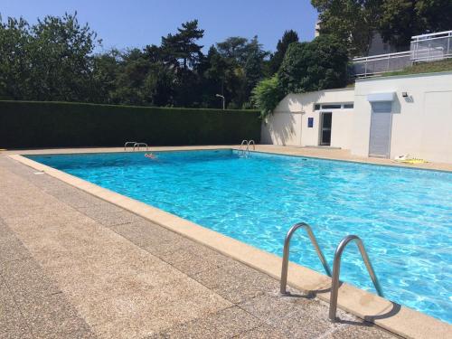 une piscine avec de l'eau bleue devant un immeuble dans l'établissement Small corner of fullness near Fourvière & Vieux Lyon, à Lyon