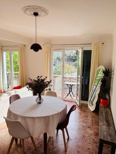 un salon avec une table et des chaises et une chambre dans l'établissement Appartement au cœur de Cargèse, à Cargèse