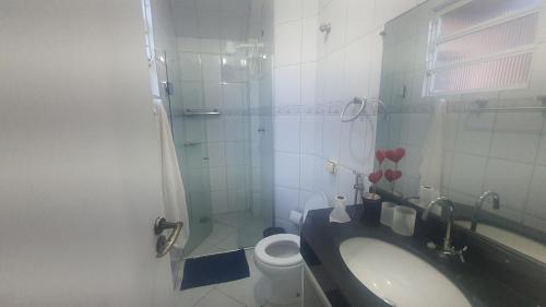 a bathroom with a sink and a toilet at casa do Pedro in Guarujá
