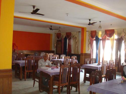 ห้องอาหารหรือที่รับประทานอาหารของ Hotel Himsagar