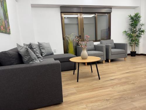 Χώρος καθιστικού στο Entire apartment in the heart of downtown N&N