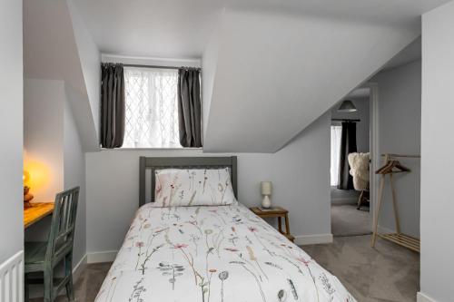 une chambre avec un lit et une fenêtre dans l'établissement Rose cottage, à Dungannon
