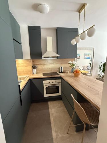 Η κουζίνα ή μικρή κουζίνα στο Lake Garden - Cozy Two-Bedroom Apartment with flexible Check-In, Terrace, and Netflix