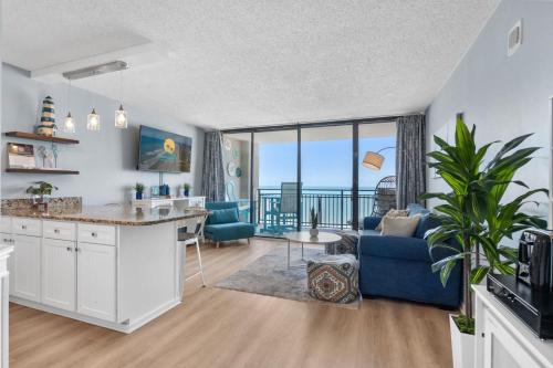 マートルビーチにあるOcean Forest Plaza Cozy Oceanfront Unit 1910のキッチン、海の景色を望むリビングルーム