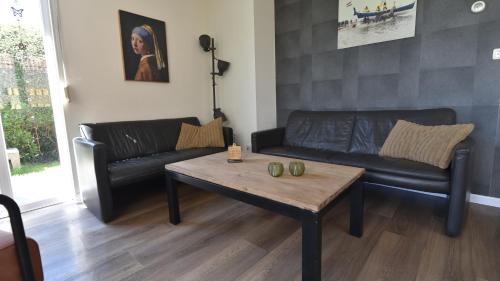 a living room with a couch and a coffee table at Vakantiehuis Tjeukemeer, de Friese Meren in Rohel
