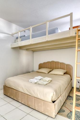 une chambre avec un lit superposé et une échelle dans l'établissement Appartement T2 rez-de-chaussée Plage du Grazel, à Gruissan