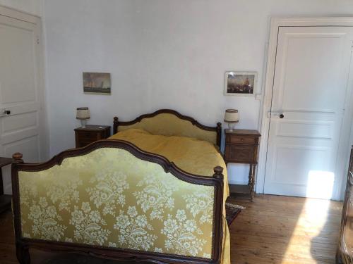 - une chambre avec un lit, deux tables et une porte dans l'établissement Port-Rhu, à Douarnenez