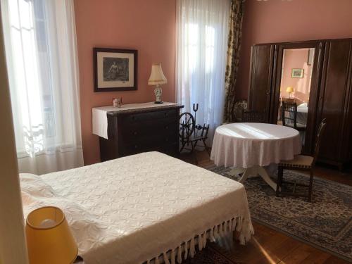 - une chambre avec 2 lits, une table et un miroir dans l'établissement Port-Rhu, à Douarnenez