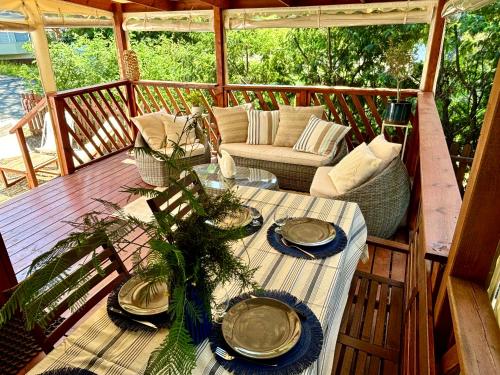 une table avec des assiettes et des plats sur un porche dans l'établissement Mobil-Home Camping Parc Montana Gassin - Golfe de Saint-Tropez, à Gassin