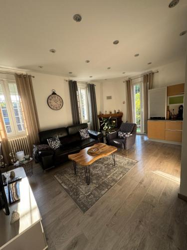 un salon avec un canapé et une table dans l'établissement Les gentianes, à Alby-sur-Chéran