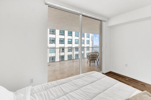ein Schlafzimmer mit einem Bett und einem großen Fenster in der Unterkunft Luxury3 Miami Brickell Stay-Bay View in Miami