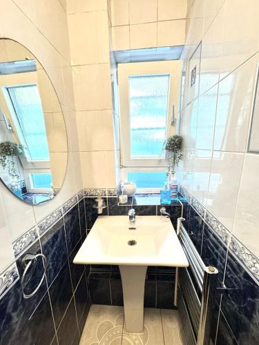 a bathroom with a sink and a mirror at Central London rooms EC1V in London