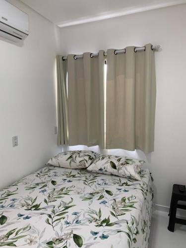 a bedroom with a bed and a window at Studio Centro Coité in Conceição do Coité