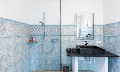 a bathroom with a sink and a shower at Hygge 13 in Nortorf