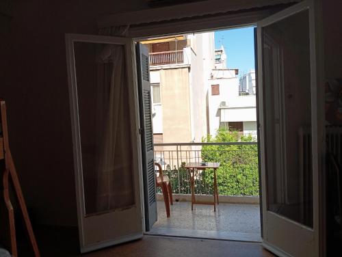 Room for 3 persons next to metro