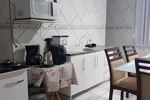 Η κουζίνα ή μικρή κουζίνα στο Sobrado 02 quartos próx. Recanto Cataratas Thermas Resort & Convention