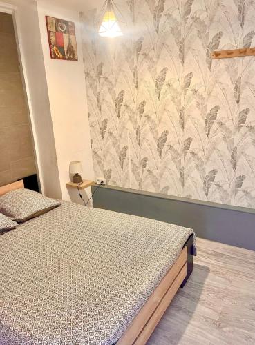 une chambre avec un lit et une peinture murale dans l'établissement Fully-equipped 2-bedroom apartment, à Nice