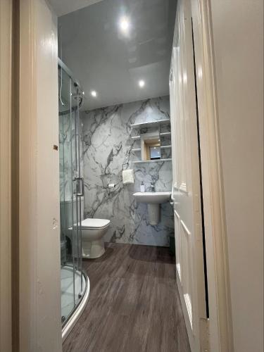Ένα μπάνιο στο Glenroy Guest House