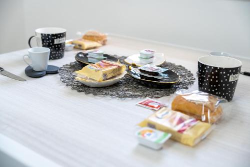 Sapore di Sale في مارغريتا دي سافويا: طاولة مليئة بالأكواب وأطباق الطعام