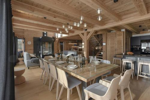 Restoran atau tempat lain untuk makan di Luxury Alpine Chalet In Samoëns