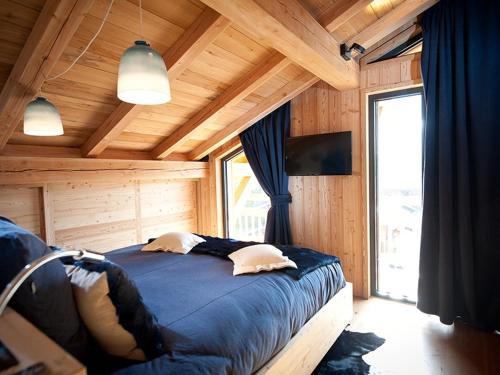 Katil atau katil-katil dalam bilik di Luxury Alpine Chalet In Samoëns