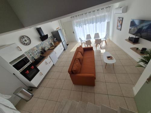 une vue aérienne d'un salon avec un canapé et une table dans l'établissement Havre de paix, à Calvisson