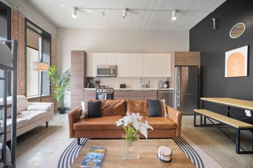 Nhà bếp/bếp nhỏ tại Stunning Downtown Apartment with Pool, Laundry, Parking