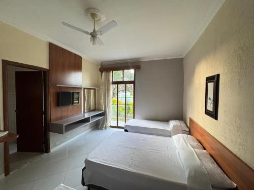 洛雷纳Valle Hotel的有两张床和一扇窗户的酒店房间